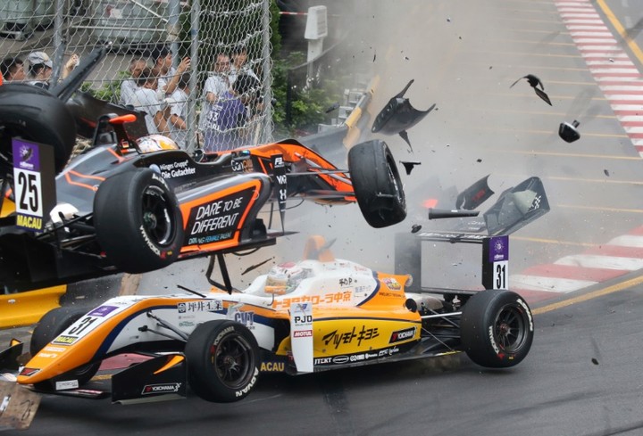 Hrozivá nehoda formúl len pár dní po smrti Huberta